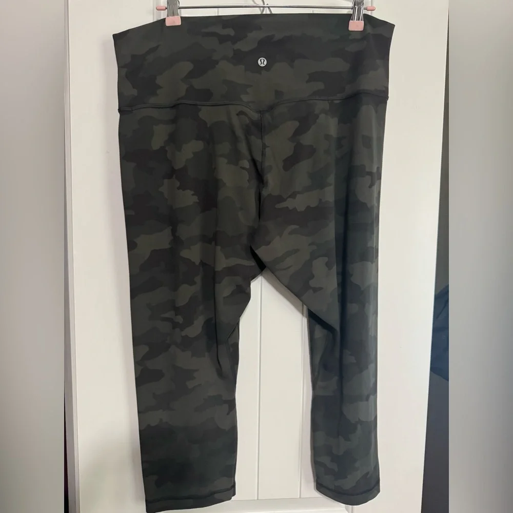 lululemon athletica ALIGN HIGH RISE CROP 21” Camo Leggings - Picture 2 of 7